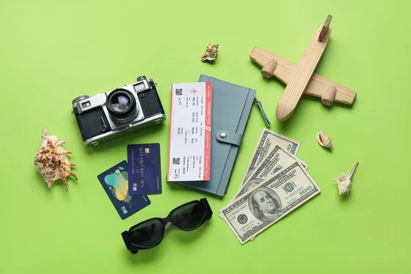 Sammansättning Med Kreditkort Biljett Pengar Och Solglasögon Grön Bakgrund — Stockfoto