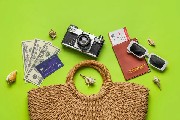 Skład Żeńską Torbą Okularami Przeciwsłonecznymi Kartą Kredytową Aparatem Fotograficznym Zielonym — Zdjęcie stockowe