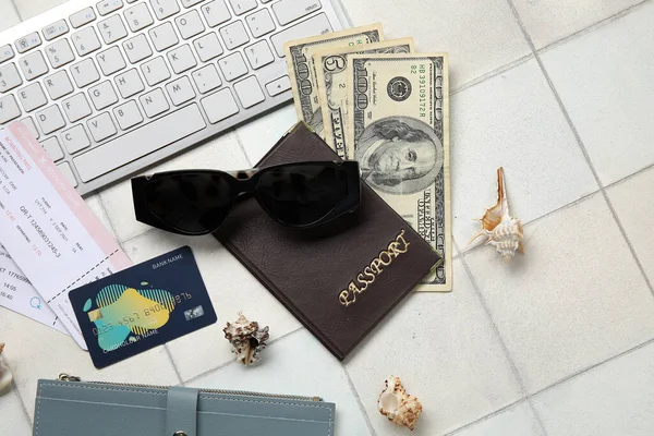 Composição Com Óculos Sol Cartão Crédito Dinheiro Passaporte Sobre Fundo — Fotografia de Stock