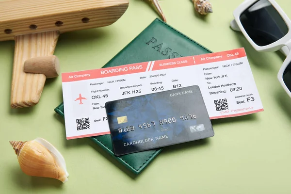信用卡 绿底票和护照 — 图库照片