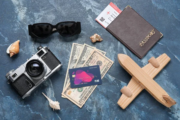 Sammansättning Med Kreditkort Pengar Foto Kamera Och Solglasögon Färg Bakgrund — Stockfoto