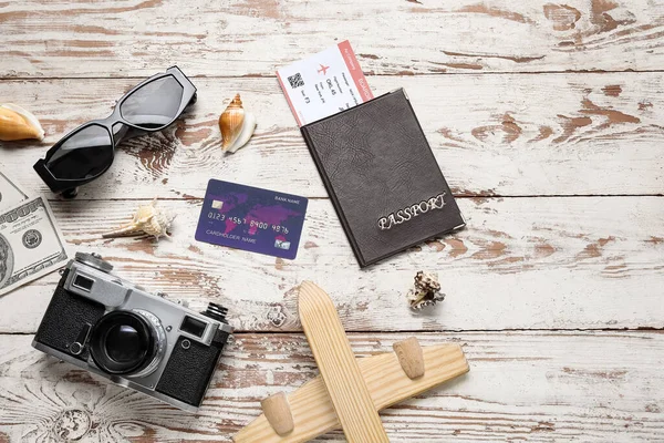 Kompozycja Kartą Kredytową Okularami Przeciwsłonecznymi Aparatem Fotograficznym Paszportem Jasnodrewnianym Tle — Zdjęcie stockowe