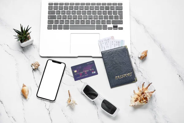 Kompozycja Telefonem Komórkowym Kartą Kredytową Paszportem Laptopem Jasnym Tle — Zdjęcie stockowe