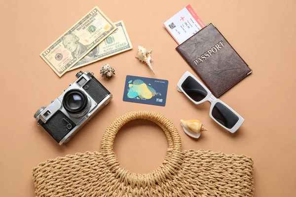Skład Żeńską Torbą Kartą Kredytową Aparatem Fotograficznym Okularami Przeciwsłonecznymi Tle — Zdjęcie stockowe