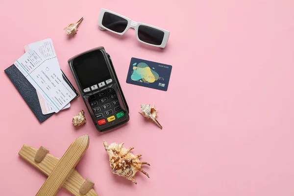 粉红背景的付款终端 信用卡 门票和太阳镜的组合 — 图库照片