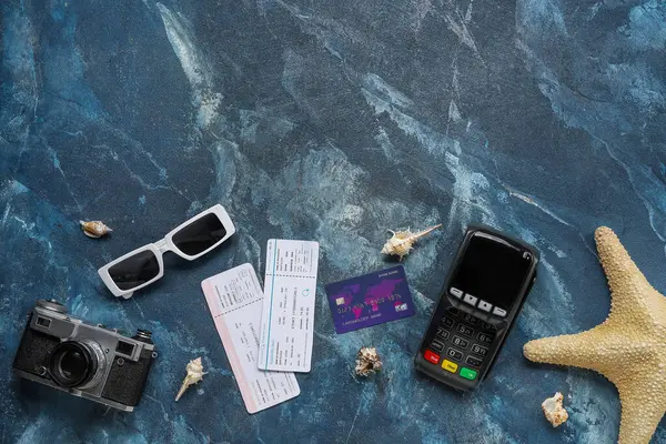 決済端末との組成 クレジットカード チケットとサングラスの色の背景 — ストック写真