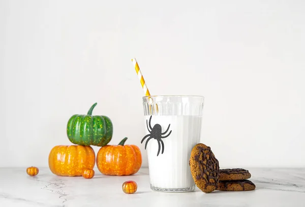 ミルクのグラス おいしいクッキーと軽い背景にハロウィーンのカボチャ — ストック写真