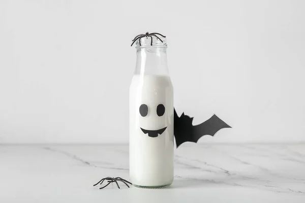 ミルク バットのボトルは 光の背景にハロウィーンのための紙で作られた — ストック写真