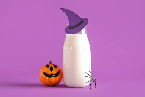ミルクボトル 紙で作られた帽子 紫の背景にハロウィーンのためのカボチャとクモ — ストック写真