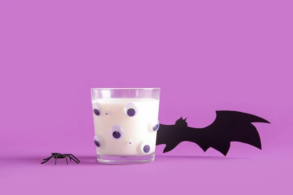 紫色の背景にハロウィン用の紙で作られたミルクとバットのガラス クローズアップ — ストック写真