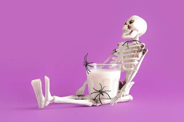 Glas Melk Spinnen Skelet Voor Halloween Paarse Achtergrond — Stockfoto