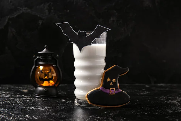 Szklanka Mleka Latarnia Smaczne Ciasteczko Halloween Ciemnym Tle Zbliżenie — Zdjęcie stockowe