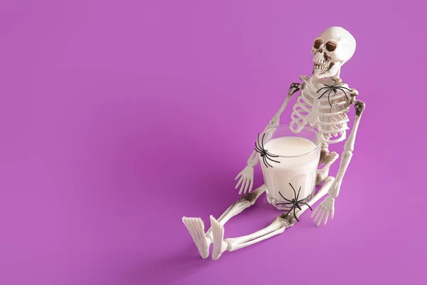 Glas Melk Spinnen Skelet Voor Halloween Paarse Achtergrond — Stockfoto