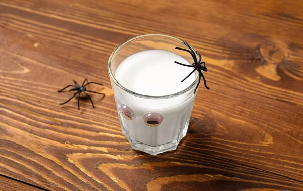 木製の背景にハロウィーンのためのミルクとクモのガラス クローズアップ — ストック写真
