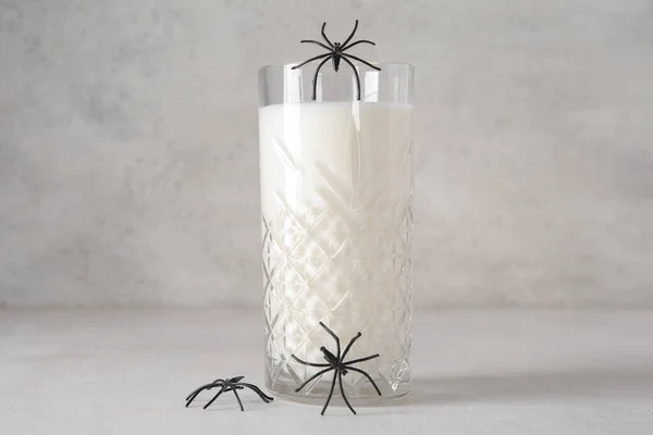 Ποτήρι Γάλα Και Αράχνες Για Halloween Στο Φως Φόντο Closeup — Φωτογραφία Αρχείου