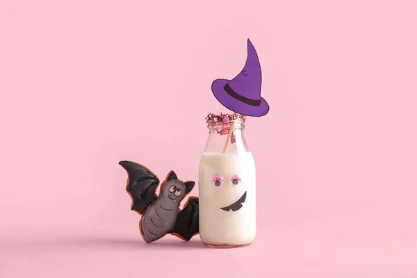 Μπουκάλι Γάλα Νόστιμο Μπισκότο Και Καπέλο Από Χαρτί Για Halloween — Φωτογραφία Αρχείου