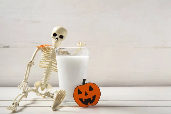Bir Bardak Süt Iskelet Balkabağı Cadılar Bayramı Için Kağıttan Yapılmış — Stok fotoğraf