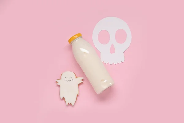 Flasche Milch Und Totenkopf Aus Papier Und Leckeres Plätzchen Für — Stockfoto