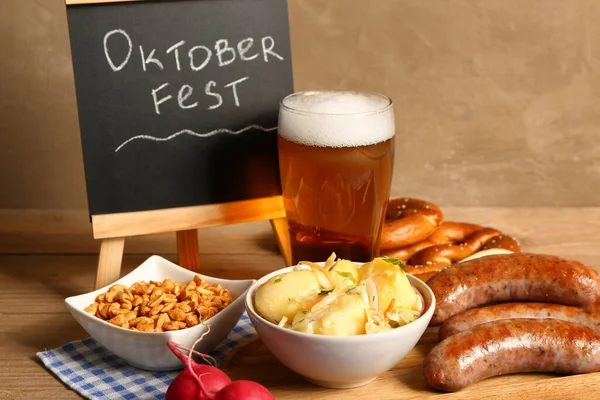Sklenice Studeného Piva Tabule Slovem Oktoberfest Různé Občerstvení Dřevěném Pozadí — Stock fotografie