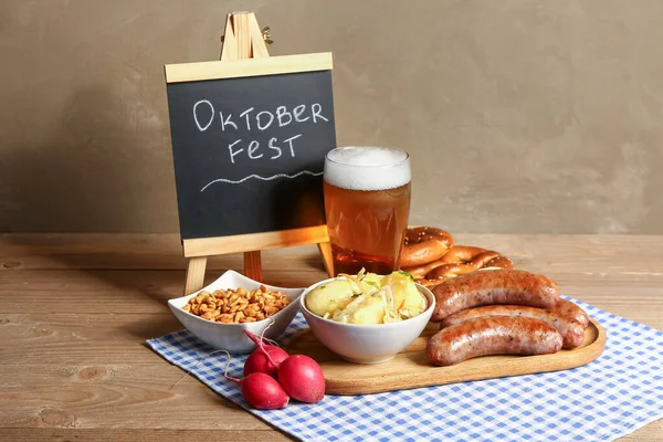 冰镇啤酒 印有Oktoberfest字样的黑板和木制背景的各种小吃 — 图库照片