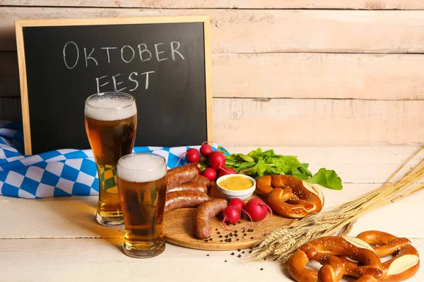 玻璃杯的冰啤酒和盘子与不同的零食在轻木制背景 Oktoberfest Celebration — 图库照片
