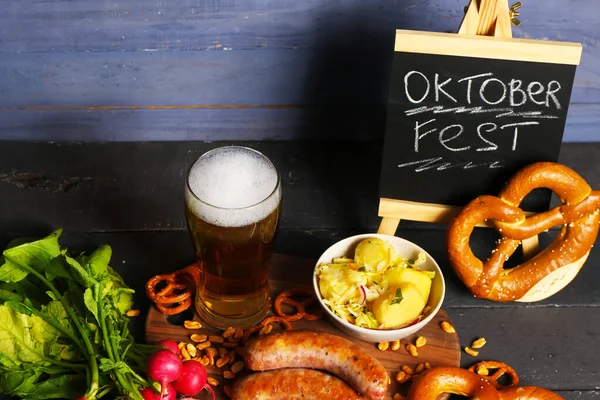 Glas Med Kall Tavlan Med Ordet Oktoberfest Och Olika Snacks — Stockfoto