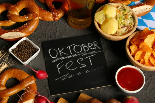 Diferentes Snacks Pizarra Con Palabra Oktoberfest Sobre Fondo Negro —  Fotos de Stock