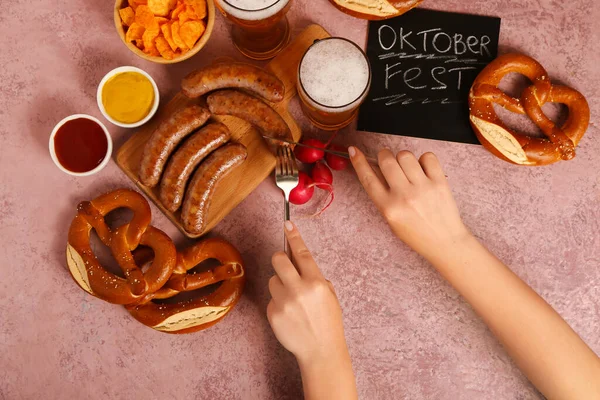 Kvinna Äter Välsmakande Bayerska Korvar Rosa Bakgrund Oktoberfest — Stockfoto