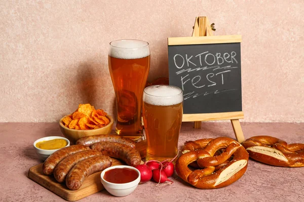 Sklenice Studeného Piva Tabule Slovem Oktoberfest Různé Občerstvení Růžovém Pozadí — Stock fotografie