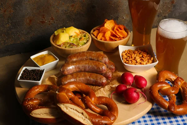 Sklenice Studeného Piva Různé Občerstvení Hnědém Pozadí Oslava Oktoberfestu — Stock fotografie