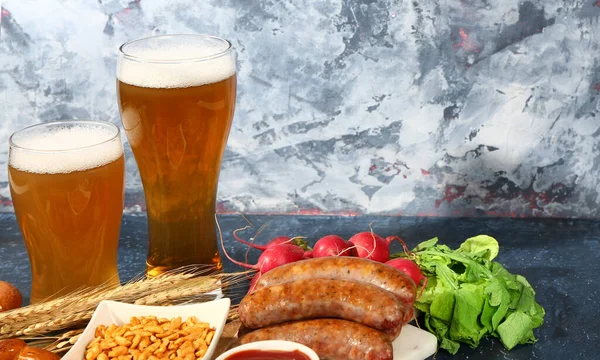 Sklenice Studeného Piva Různé Občerstvení Modrém Pozadí Oslava Oktoberfestu — Stock fotografie