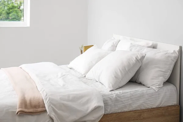 Duże Łóżko Podwójne Białymi Poduszkami Wnętrzu Jasnej Sypialni — Zdjęcie stockowe