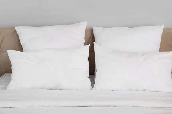 Yatak Odasındaki Yumuşak Beyaz Yastıklar Yakın Çekim — Stok fotoğraf