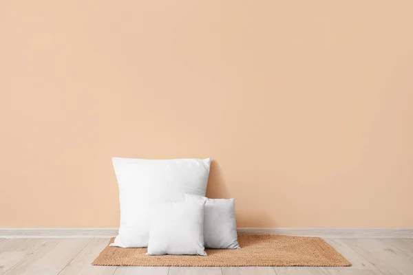 White Pillows Wicker Mat Beige Wall — Stock Photo, Image