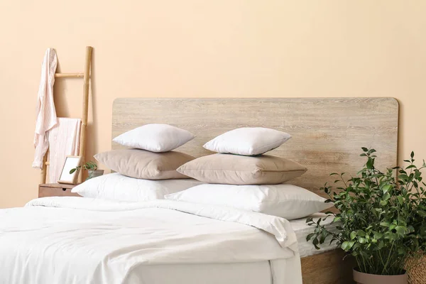 Cómoda Cama Con Almohadas Blancas Mesita Noche Planta Interior Dormitorio — Foto de Stock