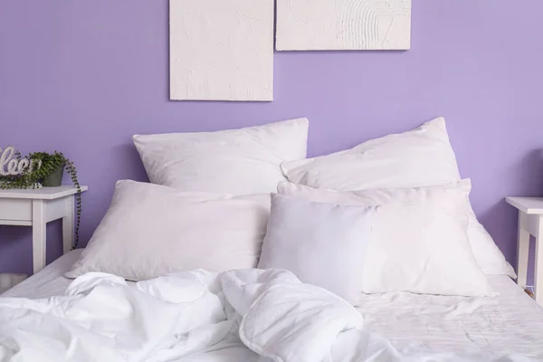Comfortabel Bed Met Witte Kussens Het Interieur Van Stijlvolle Slaapkamer — Stockfoto