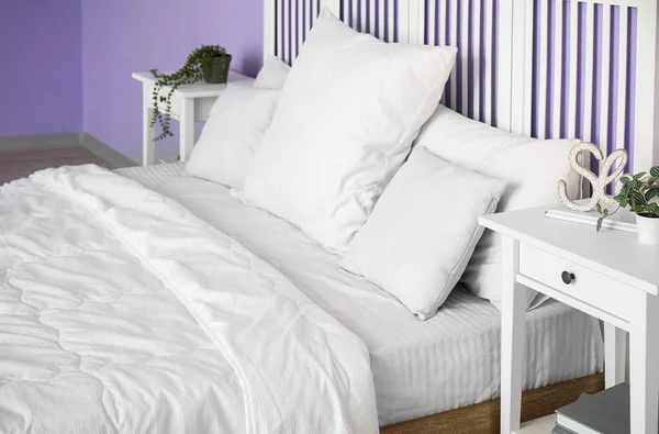 Удобная Кровать Белыми Подушками Интерьере Стильной Спальни — стоковое фото