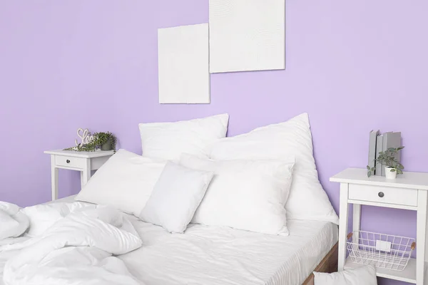 Şık Yatak Odasının Içinde Beyaz Yastıklı Rahat Bir Yatak — Stok fotoğraf