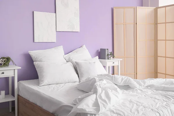 Rahat Yatağı Beyaz Yastıkları Komodinleri Katlanabilir Ekranı Olan Şık Bir — Stok fotoğraf