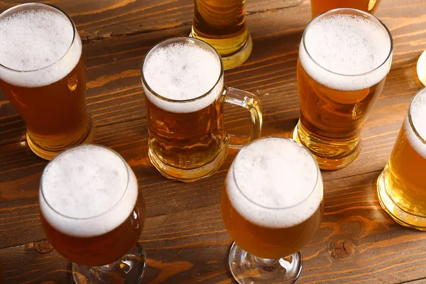 Gläser Und Becher Mit Kaltem Bier Auf Hölzernem Hintergrund Oktoberfest — Stockfoto