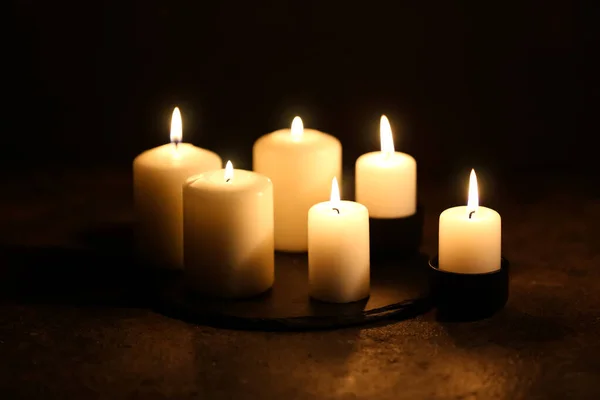 Mooie Brandende Kaarsen Zwarte Achtergrond — Stockfoto