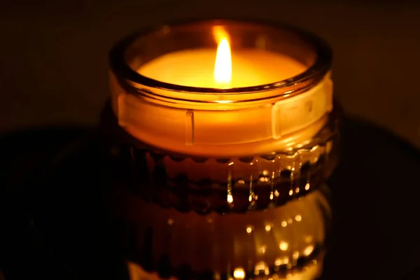 在黑色背景上燃烧着美丽的蜡烛 — 图库照片