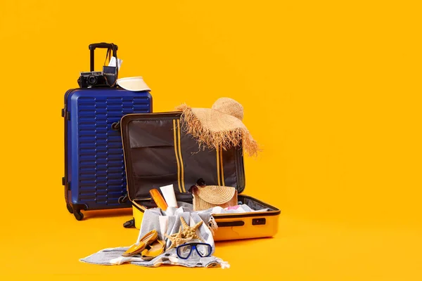 Koffer Mit Pass Kamera Und Verschiedenen Strandaccessoires Auf Gelbem Hintergrund — Stockfoto