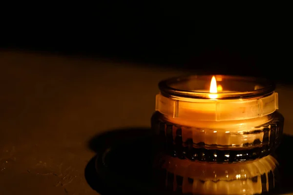 Krásné Hořící Svíčka Černém Pozadí — Stock fotografie