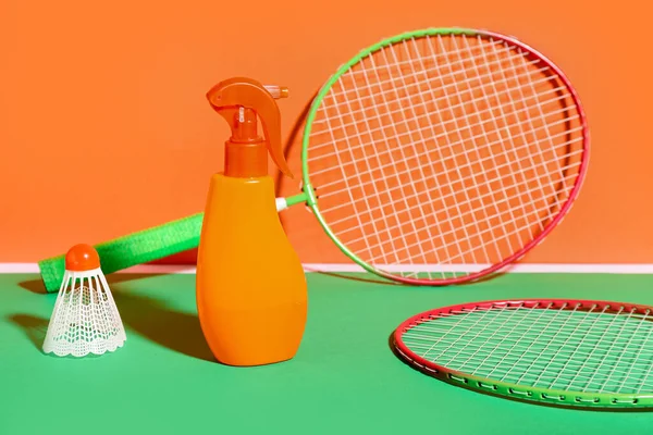 Bottle Sunscreen Cream Badminton Rackets Shuttlecock Color Background — Stock Photo, Image