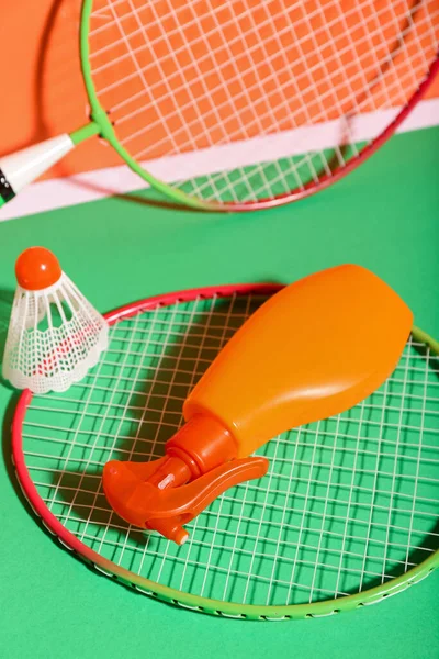 Eine Flasche Sonnencreme Badmintonschläger Und Federball Auf Farbigem Hintergrund Nahaufnahme — Stockfoto