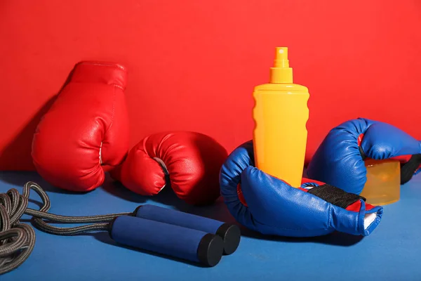 Μπουκάλι Αντηλιακή Κρέμα Σχοινάκι Και Γάντια Πυγμαχίας Φόντο Χρώμα — Φωτογραφία Αρχείου