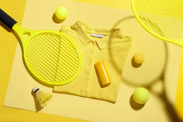 Composição Com Shirt Elegante Garrafa Creme Protetor Solar Equipamentos Esportivos — Fotografia de Stock