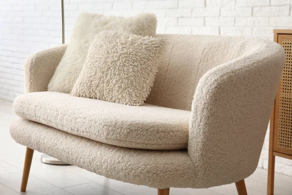 Sofá Branco Acolhedor Com Travesseiros Perto Parede Tijolo — Fotografia de Stock