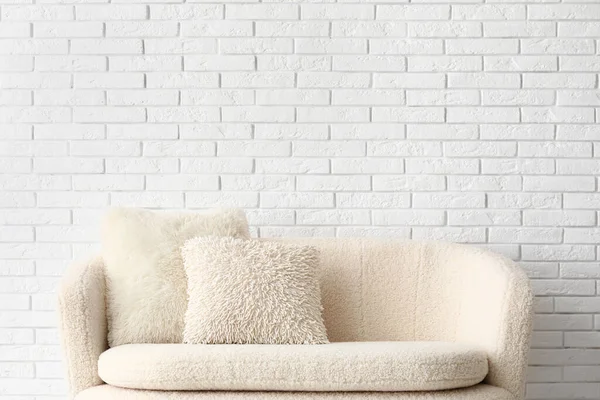 Przytulna Biała Sofa Poduszkami Pobliżu Cegły Ściany — Zdjęcie stockowe